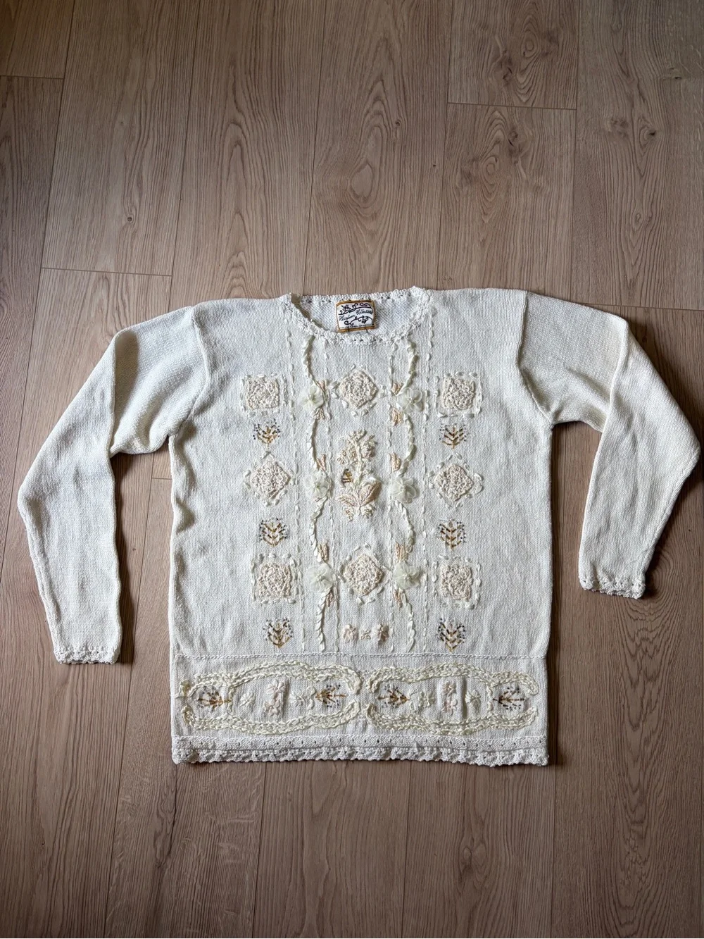 Vintage Heirloom Collectibles Cream Embroidered Women’s Sweater